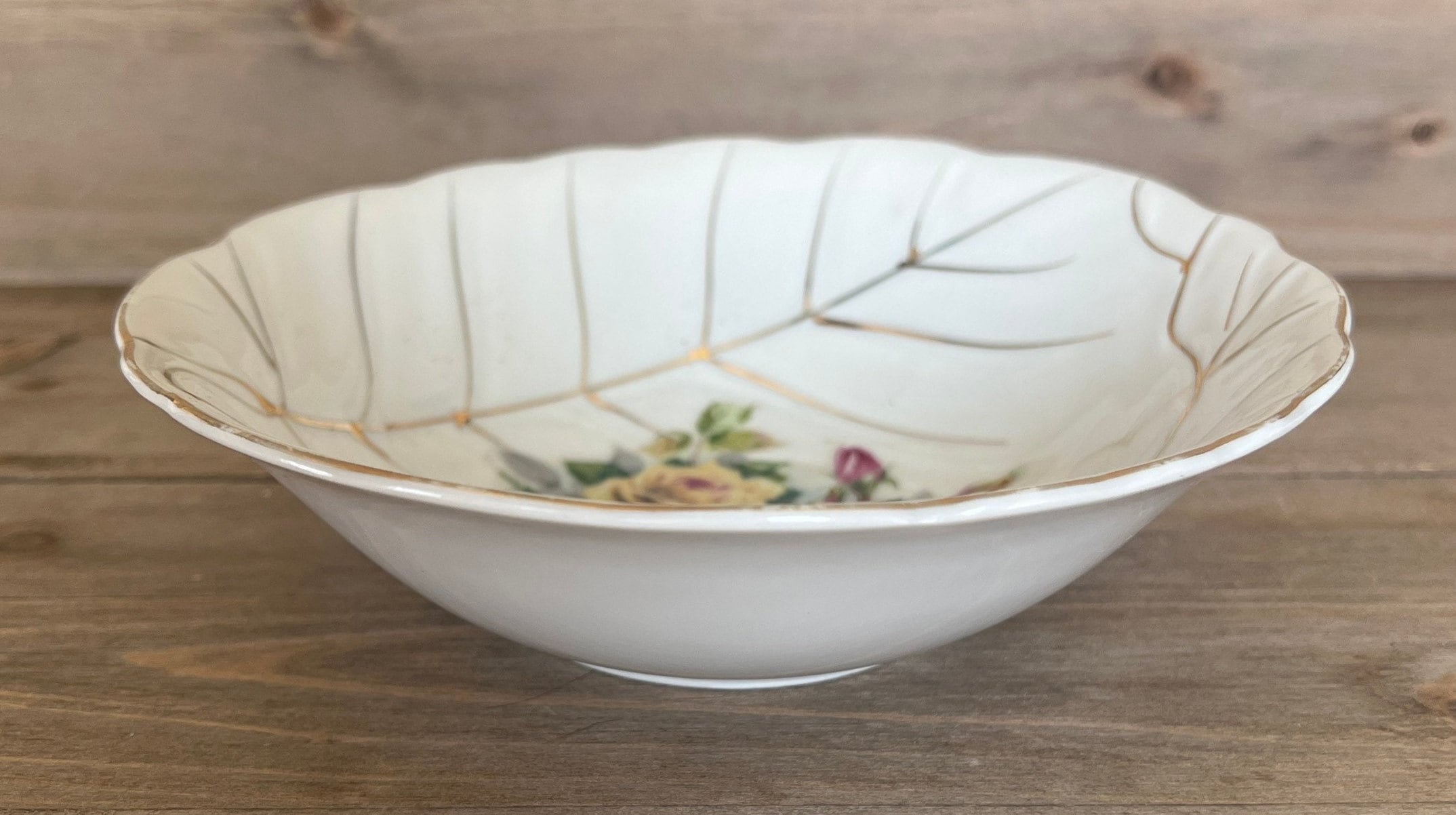 花と金箔の縞模様が入ったヴィンテージ陶器のセンターピースボウル