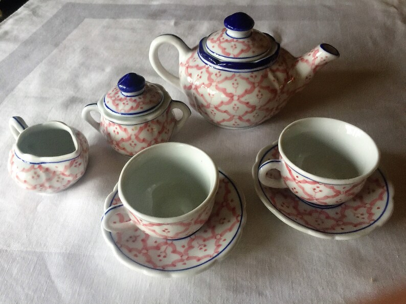 play with a tea set