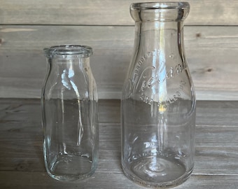 Paar vintage glazen melkflessen