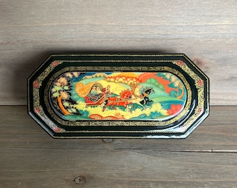 Bandeja rusa vintage de laca Mstera Troika, pintada a mano en papel maché con escena de carruaje. Hecha en Rusia.