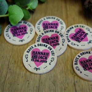 Más de 30 fichas personalizadas de bebidas de boda de madera, favores de boda de madera, favores personalizados, fichas de boda de madera personalizadas, monedas de madera de moneda