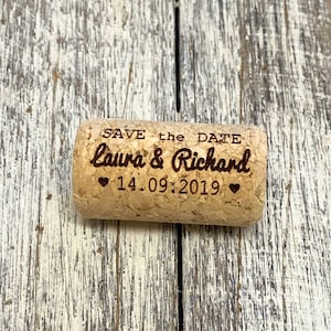 40+ gegraveerde "Save the Date" Kurken" - gepersonaliseerde kurken, aangepaste kurken, trouwkurken, gepersonaliseerde wijnkurken, kurk gunsten, script lettertype
