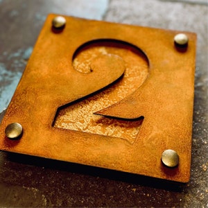 Número recortado de acero corten con placa de respaldo de acero corten, número de casa oxidado de 2 capas, números de casa de metal con separadores, regalo de inauguración de la casa