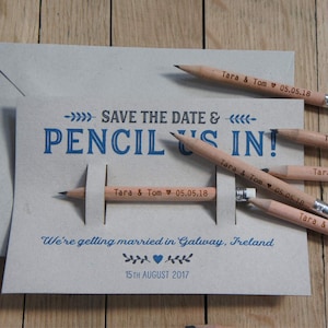 30 + matita noi a salvare le date 30 x (ordine minimo) incisa matite golf con supporto carta & busta, personalizzati matite, Save the Date