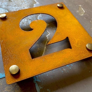 Número de casa de acero corten, Número de casa de acero oxidado, señales y números de casa de metal - corten, número de casa de acero desgastado, número de casa oxidado.