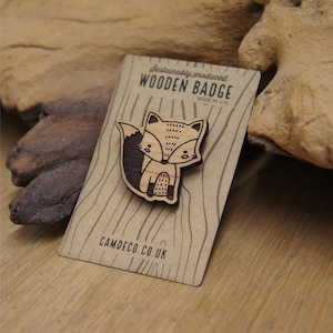 Legno Carino Fox Badge - perno di legno, spilla di legno, distintivo volpe, distintivo in legno inciso al laser, spilla volpe, distintivo eco-friendly, distintivo volpe