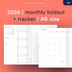 Può includere: Planner mensile pieghevole A5 2026 con tracker. Il planner aperto mostra un layout del calendario per gennaio 2026, con spazio per note e una lista di controllo. La copertina è color pesca con testo bianco.