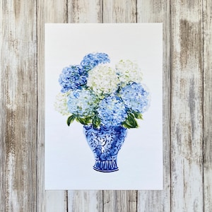 Impresión artística de flores de hortensias en un jarrón azul y blanco