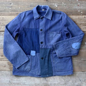 以下が含まれることがあります： クリーム色、ライトグレー、ダークグレーの3色の、つや消し仕上げの陶器製マグカップのセット。各マグカップはシンプルでミニマルなデザインで、丸みを帯びたハンドルが付いています。