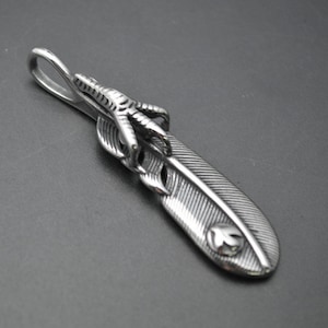 1pc garra de halcón de acero inoxidable en pluma colgante de metal