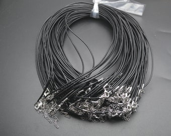 Puede incluir: Un paquete a granel de collares de cordón de cuero negro con cierres de langosta plateados. Los cordones están agrupados y listos para ser utilizados en la elaboración de joyas.