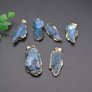 Pendentif en dalle de pierre de forme libre en cyanite bleu naturel plaqué or pour la fabrication de colliers