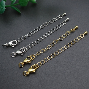 以下が含まれることがあります： ネックレスまたはブレスレット用のエクステンダーチェーン3本。シルバーチェーン2本とゴールドチェーン1本。各チェーンは片側にロブスタークラスプ、もう片側に小さなボールが付いています。