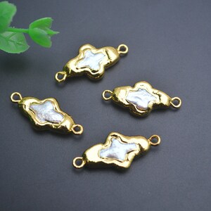 Puede incluir: Cuatro conectores de metal dorado con incrustaciones de perlas barrocas blancas de forma irregular. Cada conector tiene dos anillos de salto para sujetar a las joyas.