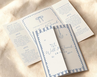Puede incluir: Invitación de boda con temática náutica. El diseño de tres pliegues presenta rayas azules y blancas y bordes festoneados decorativos. La invitación incluye los nombres "Will & Sarah" y la fecha "28-06-26".