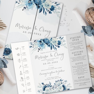 Maanlichtblauwe huwelijksuitnodiging, bloemen klapperuitnodigingen, elegante marineblauwe trouwkaartsuite met tijdlijn