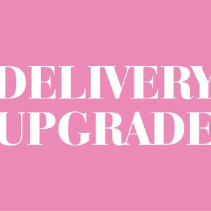 Puede incluir: Texto blanco sobre fondo rosa que dice "DELIVERY UPGRADE".