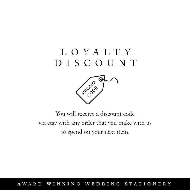 Może przedstawiać: Czarno-biała ilustracja etykiety z tekstem "PROMO CODE". Tekst "LOYALTY DISCOUNT" znajduje się nad etykietą. Tekst "You will receive a discount code via etsy with any order that you make with us to spend on your next item." znajduje się pod etykietą. Tekst "AWARD WINNING WEDDING STATIONERY" znajduje się na dole obrazu.