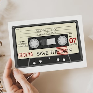 Salva la data del matrimonio retrò, Salva la data retrò, Invito al matrimonio, Cartolina salva la data con nastro a cassetta, Salva la data unico