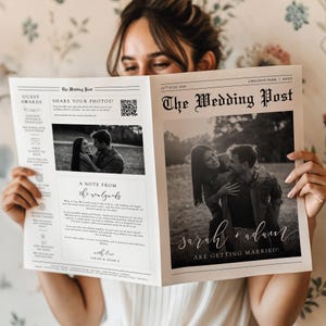 Puede incluir: Una persona sostiene un periódico titulado "The Wedding Post" con fotos y texto en blanco y negro. El titular dice "¡Sarah + Adam se casan!" y "A Note From The Newweds". La fecha es el 23 de julio de 2016.
