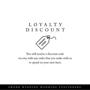 Może przedstawiać: Białe tło ze słowami &bdquo;LOYALTY DISCOUNT&rdquo; w kroju pisma szeryfowego. Pokazana jest etykieta z napisem &bdquo;PROMO CODE&rdquo;. Poniżej znajduje się tekst informujący, że kod rabatowy zostanie otrzymany za pośrednictwem Etsy do wydania na następny przedmiot. Na dole znajduje się napis &bdquo;AWARD WINNING WEDDING STATIONERY&rdquo;.