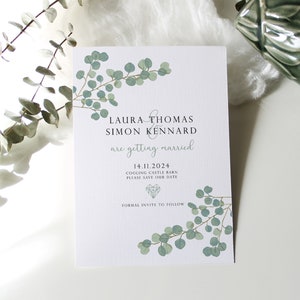 Eenvoudige eucalyptus-save the date-kaart, groen bruiloft save-the-dates, gebladerte ansichtkaart save the date, bedrukt met enveloppen