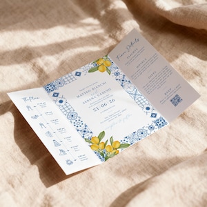 Könnte beinhalten: Eine dreifach gefaltete Hochzeitseinladung mit blau-weißem Fliesenmuster, Zitronenillustrationen und Veranstaltungsdetails. Die Einladung enthält die Namen Matteo Bianchi und Serena Caruso sowie das Datum 21.06.26.