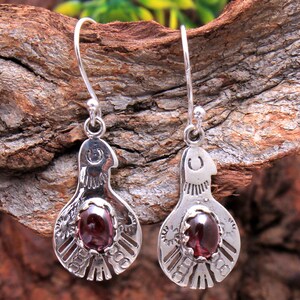 Orecchini in argento sterling fatti a mano con granato rosso - Gioielli pendenti di design