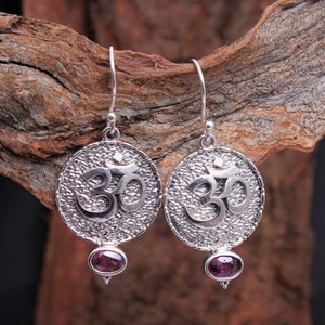 Orecchini Om in argento sterling fatti a mano - Pendente in granato rosso sfaccettato