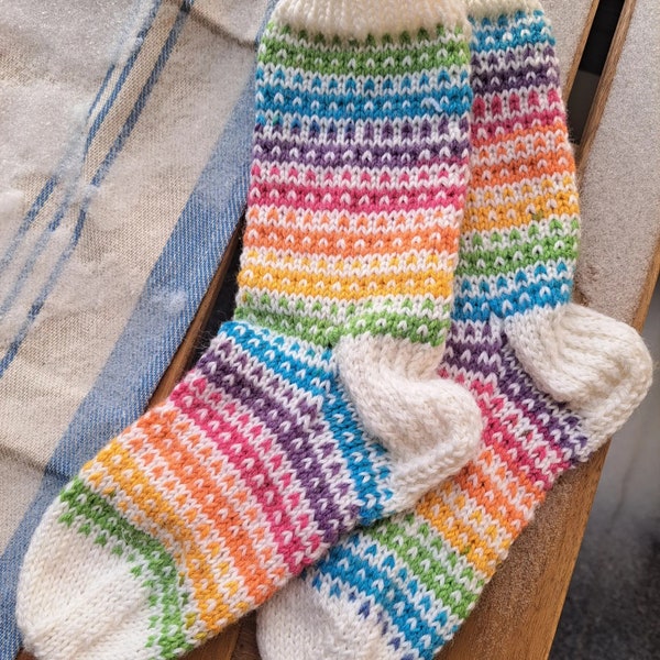chaussettes laine rayures arc-en-ciel tricoté main à votre taille - chaussons scandinaves hygge -cadeau fait main sur mesure -