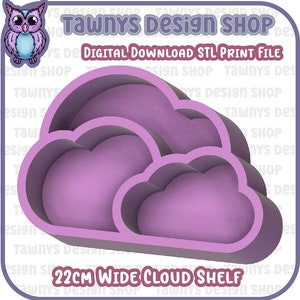 Pode incluir: Uma prateleira em forma de nuvem de cor lavanda, com 22 cm de largura, com três compartimentos. A imagem inclui o texto "Tawnys Design Shop" e "Digital Download STL Print File". Uma ilustração de coruja está no canto superior esquerdo.