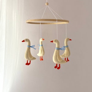 Eendkwekerij - baby mobiele gans blauw lint - neutraal kinderkamerinrichting - wieg mobiel handgemaakt - ganzen babyshower jongens/meisjes - viltgans