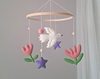 Móvil de fieltro con pájaros para cuna – Decoración floral en tonos pastel para la habitación de una niña – Regalo de bautizo, paloma blanca, capullos de rosa empolvado, estrellas lavanda