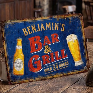 Peut inclure: Panneau métallique de style vintage pour "Benjamin's Bar & Grill", avec un fond bleu et du texte rouge et blanc. Il comprend des images d'une bouteille de bière et d'une pinte de bière. Le panneau indique "Ouvert 24 heures".