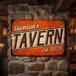 Peut inclure: Une enseigne métallique rectangulaire et vieillie avec le texte "Damian's TAVERN Est. 2020" en lettres blanches et orange. L'enseigne est fixée sur un mur en pierre, suggérant un bar ou un pub rustique.