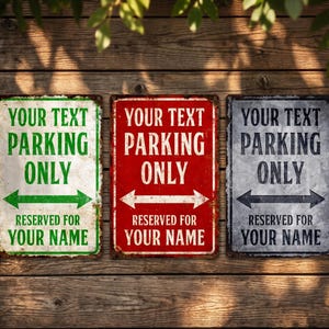 Pode incluir: Três placas retangulares de metal para estacionamento com acabamentos desgastados. Cada placa tem o texto "YOUR TEXT PARKING ONLY RESERVED FOR YOUR NAME" em uma cor diferente: verde, vermelho e cinza. Setas indicam a direção do estacionamento.