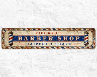 Puede incluir: Un letrero de barbería de estilo vintage con rayas rojas, blancas y azules. El letrero dice "Richard's Barber Shop" y "Haircut & Shave".