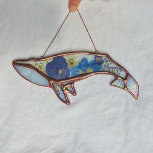 Whale Art Suncatcher with Pressed Flowers, Handmade Whale Stained Glass Gift, Stained Glass Whale Wall Art, Glass Whale Gift
