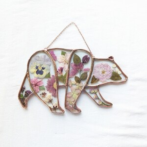 Attrape-soleil ours avec fleurs pressées, ours en vitrail unique, décoration murale ours faite main