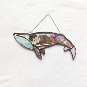 Whale Art Suncatcher with Pressed Flowers, Handmade Whale Stained Glass Gift, Stained Glass Whale Wall Art, Glass Whale Gift