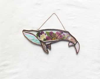 Whale Art Suncatcher with Pressed Flowers, Handmade Whale Stained Glass Gift, Stained Glass Whale Wall Art, Glass Whale Gift
