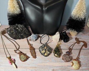Wire weaved pendant necklaces