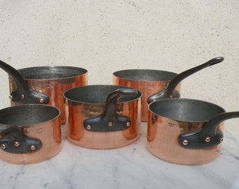 MAUVIEL. Vintage Set of 5 Graduating French Hammered Copper Saucepans + Favored Iron Handles  Diam 20,18,16,14,12  19.42lb 8.8kg   2.6>2.8mm