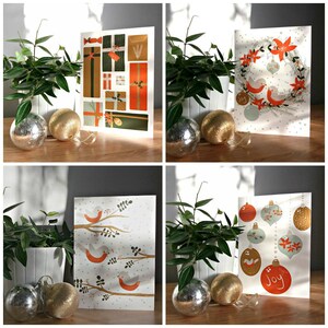 ensemble de quatre cartes de Noël fantaisiste avec des illustrations de vacances festives (robins, couronnes, décorations, cadeaux)