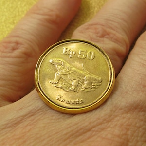Anillo de moneda de lagarto de Komodo: joyería hecha a mano en rupias indonesias