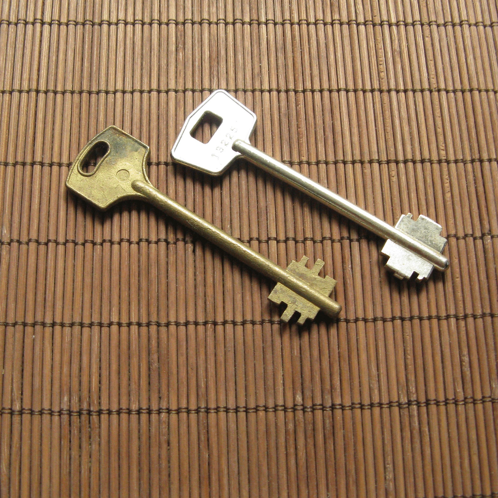 Vintage Metal Keys Silvertone Metal Key Rusty Hardware Etsy