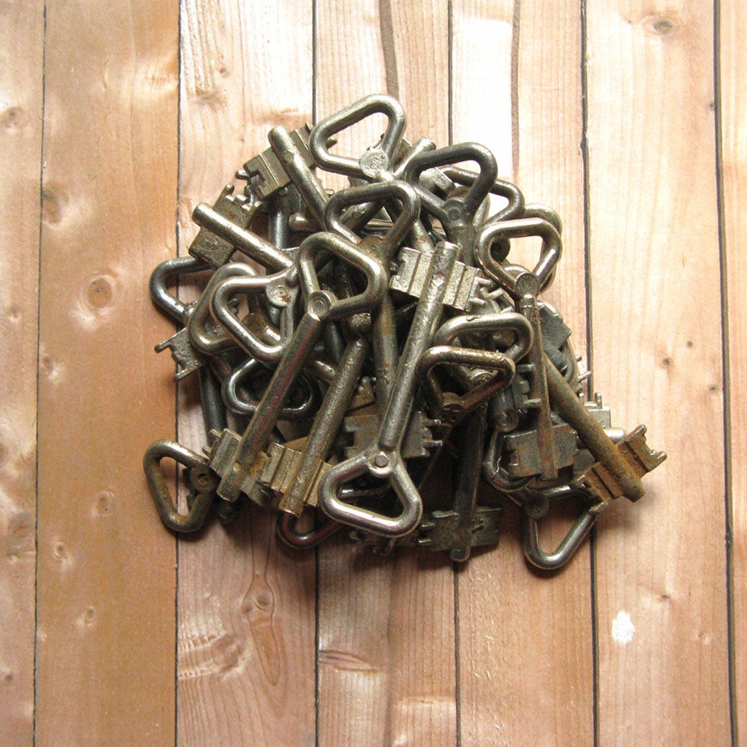 10 Vintage Metal Keys Silvertone Metal Key Rusty Hardware Etsy