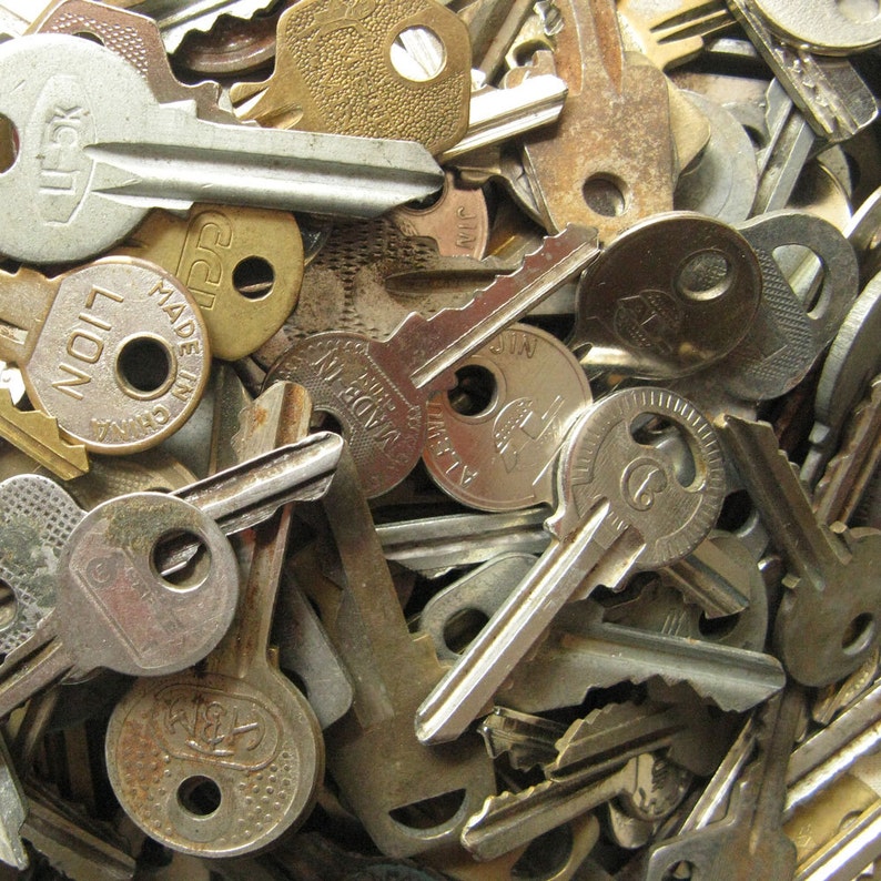 10 pcs Vintage Keys, Flat Keys, Old Keys, Steampunk Keys, Strange Keys, Keys Collections, Salvaged Keys, Instant Collection image 3