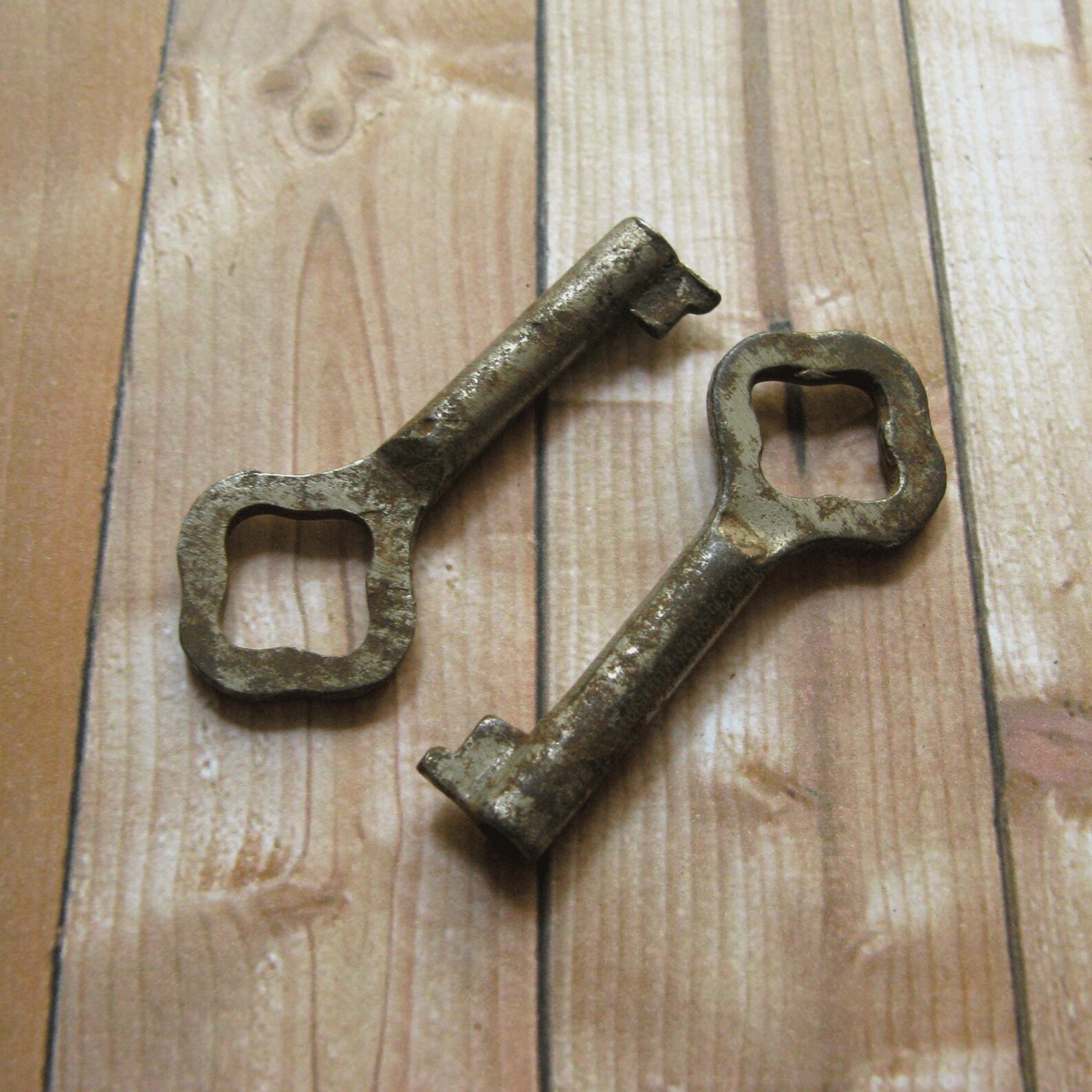 Vintage Metal Keys Silvertone Metal Key Rusty Hardware Etsy