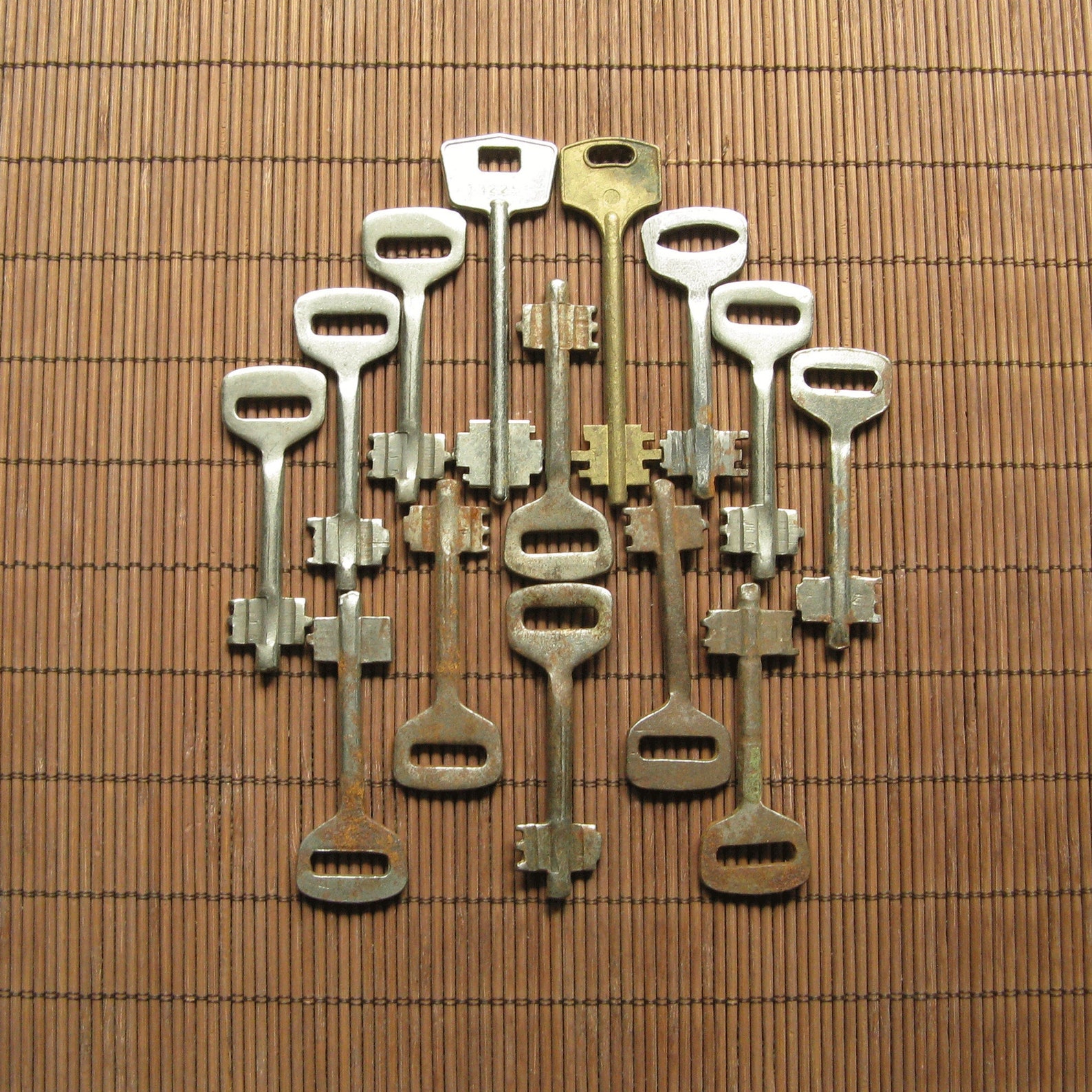 Vintage Metal Keys Silvertone Metal Key Rusty Hardware Etsy